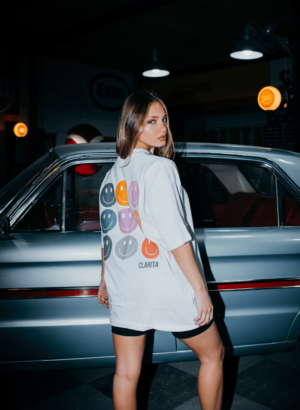 REMERA OVERSIZE CARAS