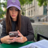 GORRA CARA VIOLETA