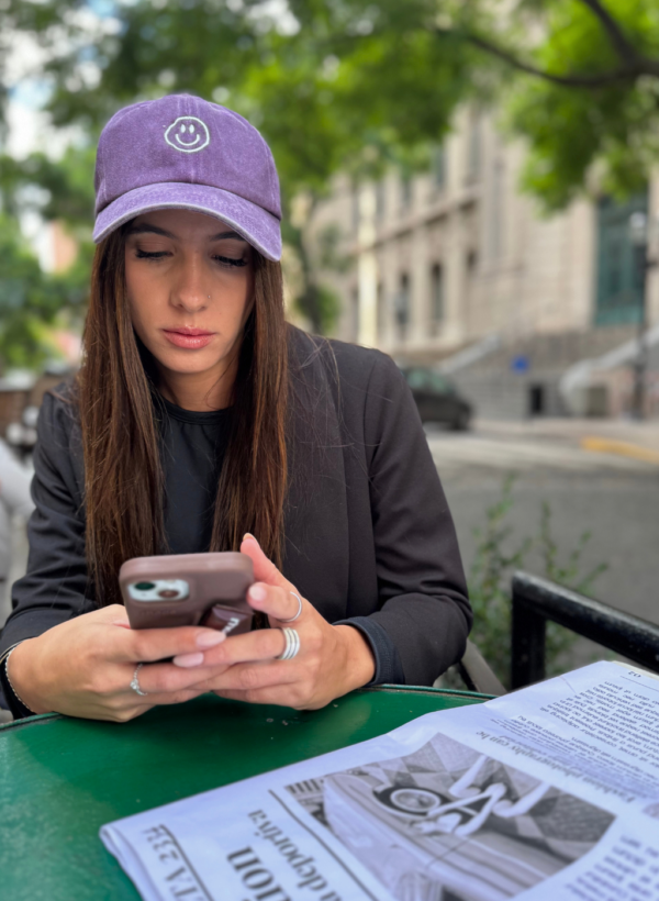 GORRA CARA VIOLETA