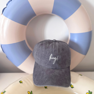 GORRA HEY GRIS