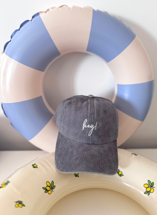 GORRA HEY GRIS