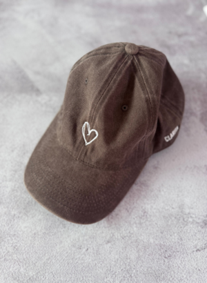 GORRA CORAZON MARRON